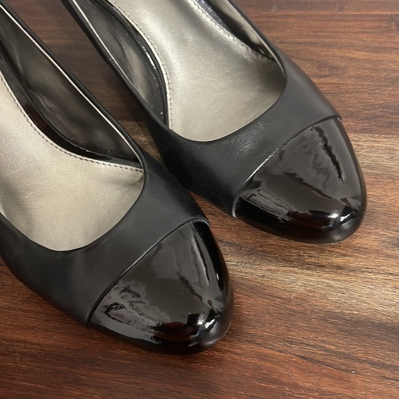 Size 10 Bandolino heels - Picture 2 of 5